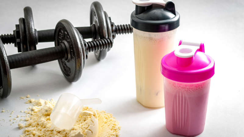 shaker de whey et haltères